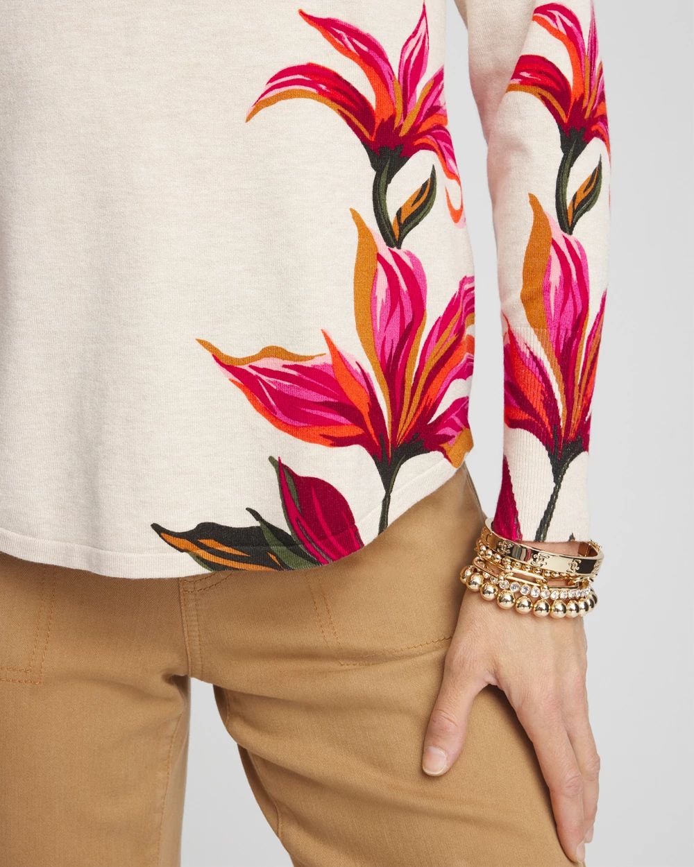 【SATIIIZ】Paz V-neck embroidery sweatshirt SATIIIZ】Paz V-neck embroidery sweatshirt